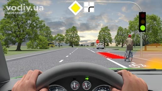 Дорожні знаки: 2.3 «Головна дорога», 7.8 «Напрямок головної дороги». Зелений сигнал світлофора, поворот автомобіля праворуч та велосипедист попереду.