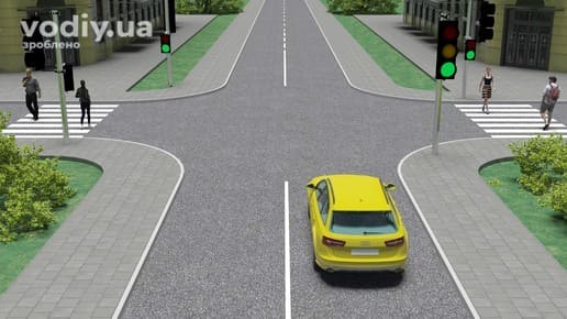 Жовтий автомобіль перед регульованим перехрестям, зелений сигнал світлофора, пішоходи на пішохідних переходах праворуч та ліворуч.