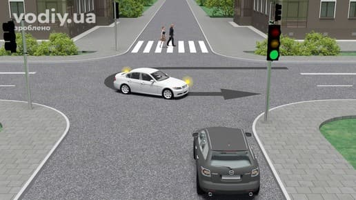 Чорний автомобіль перед світлофором із зеленим сигналом, білий автомобіль розвертається на перехресті, пішоходи на пішохідному переході.