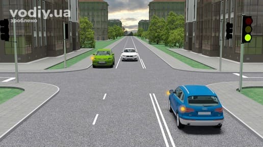 Черговість проїзду регульованого перехрестя, зелений сигнал світлофора, синій автомобіль повертає ліворуч, зустрічні білий та зелений автомобілі.
