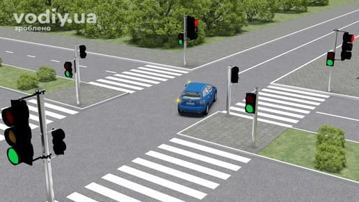 Синій автомобіль на перехресті, зелений сигнал світлофора, поворот ліворуч, горизонтальна дорожня розмітка 1.14.1 «зебра».