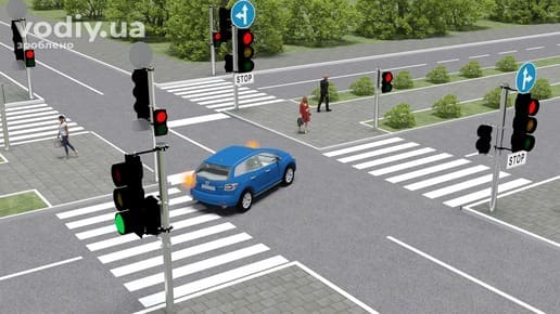 Синій автомобіль повертає ліворуч на перехресті, червоний сигнал світлофора, дорожні знаки 4.5, 5.69 та дорожня розмітка 1.12 (стоп-лінія).