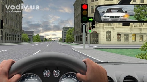 Червоний сигнал світлофора з увімкненою зеленою стрілкою праворуч, у дзеркалі заднього виду автомобіль із правим поворотом.