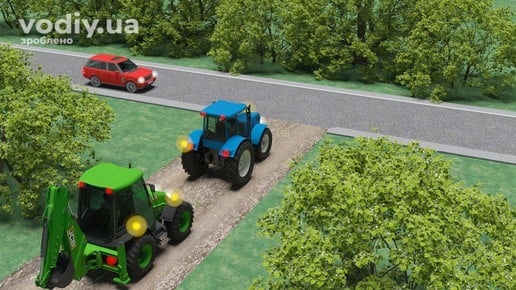 Червоний автомобіль на асфальтованій дорозі та два трактори на примиканні ґрунтової дороги, черговість проїзду нерегульованого перехрестя.