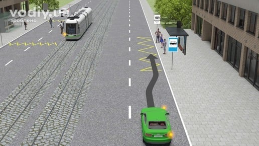 Зелений автомобіль на дорозі, дорожні знаки 5.45.1 «Пункт зупинки автобуса», 5.45.2 «Кінець пункту зупинки автобуса» та розмітка 1.17.1.